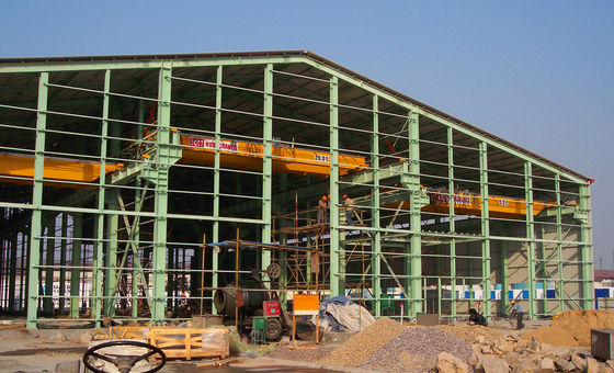 Προ κατασκευασμένο κτήριο εργαστηρίων μετάλλων με τον υπερυψωμένο γερανό/το Prefab εργαστήριο μετάλλων