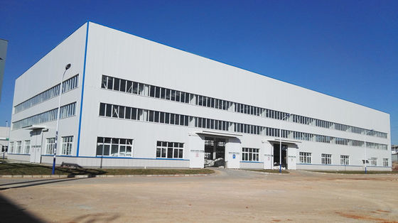Σύγχρονο βιομηχανικό εργοστάσιο με ευρύχωρη διάταξη
