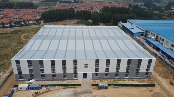 Q235B Χάλυβα κατασκευαστικά κτίρια Προσυσκευασμένες χάλυβα κατασκευές με μονωτικό πάνελ