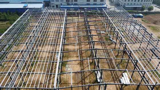 Q235B Χάλυβα κατασκευαστικά κτίρια Προσυσκευασμένες χάλυβα κατασκευές με μονωτικό πάνελ