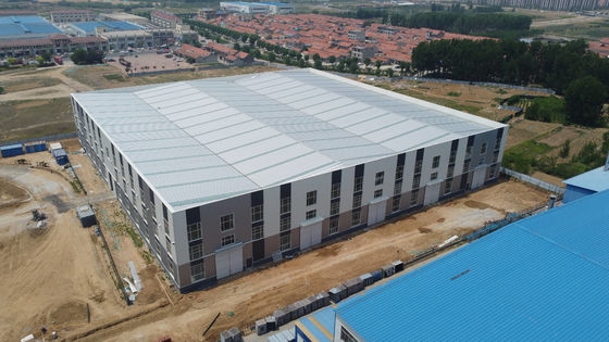 Q235B Χάλυβα κατασκευαστικά κτίρια Προσυσκευασμένες χάλυβα κατασκευές με μονωτικό πάνελ