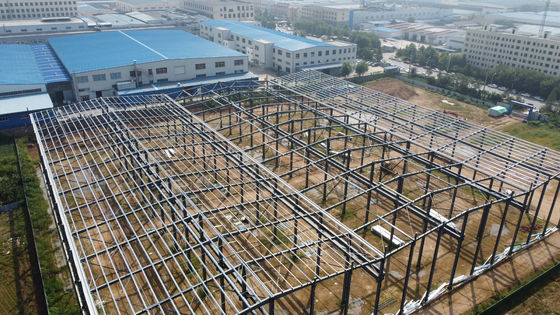 Q235B Χάλυβα κατασκευαστικά κτίρια Προσυσκευασμένες χάλυβα κατασκευές με μονωτικό πάνελ