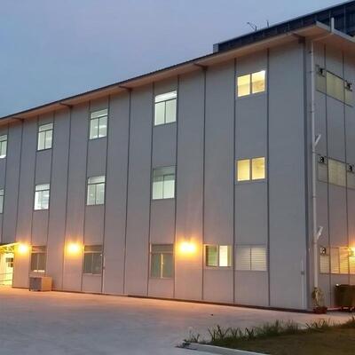 Πολυώροφο σύγχρονο ξενοδοχείο κατασκευασμένο από χάλυβα